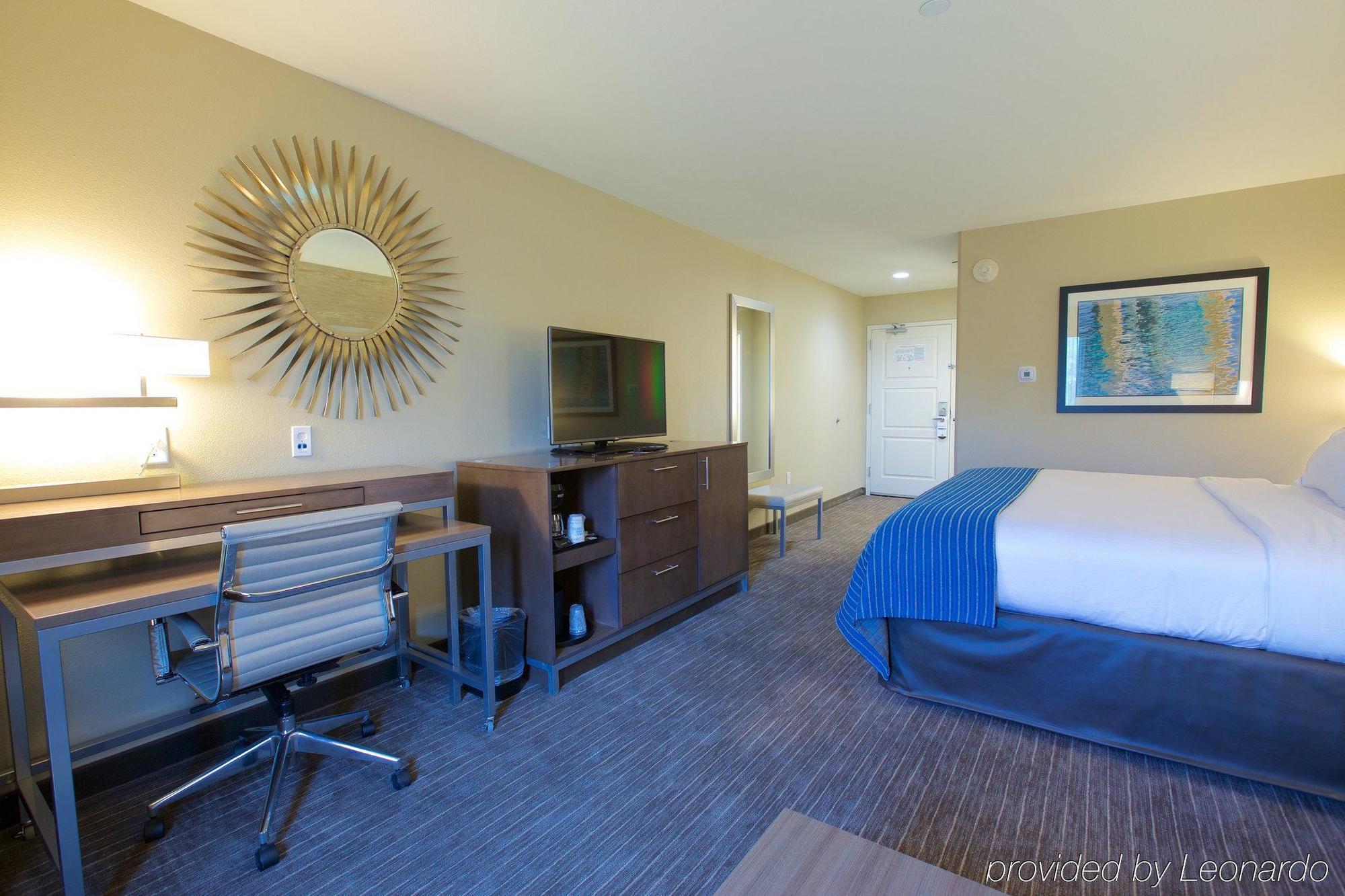 Holiday Inn Express Fargo Sw I94 Medical Center, An Ihg Hotel Exterior photo
